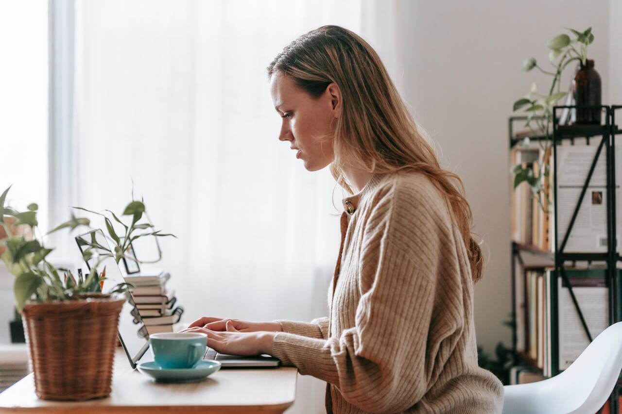 personne qui estime le tarif de création de son site internet par un freelance